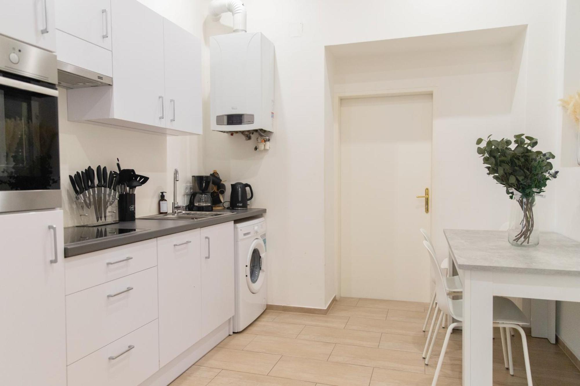 Long Term I 2 Min To U1 Columbusplatz I High Speed Wifi Vienna