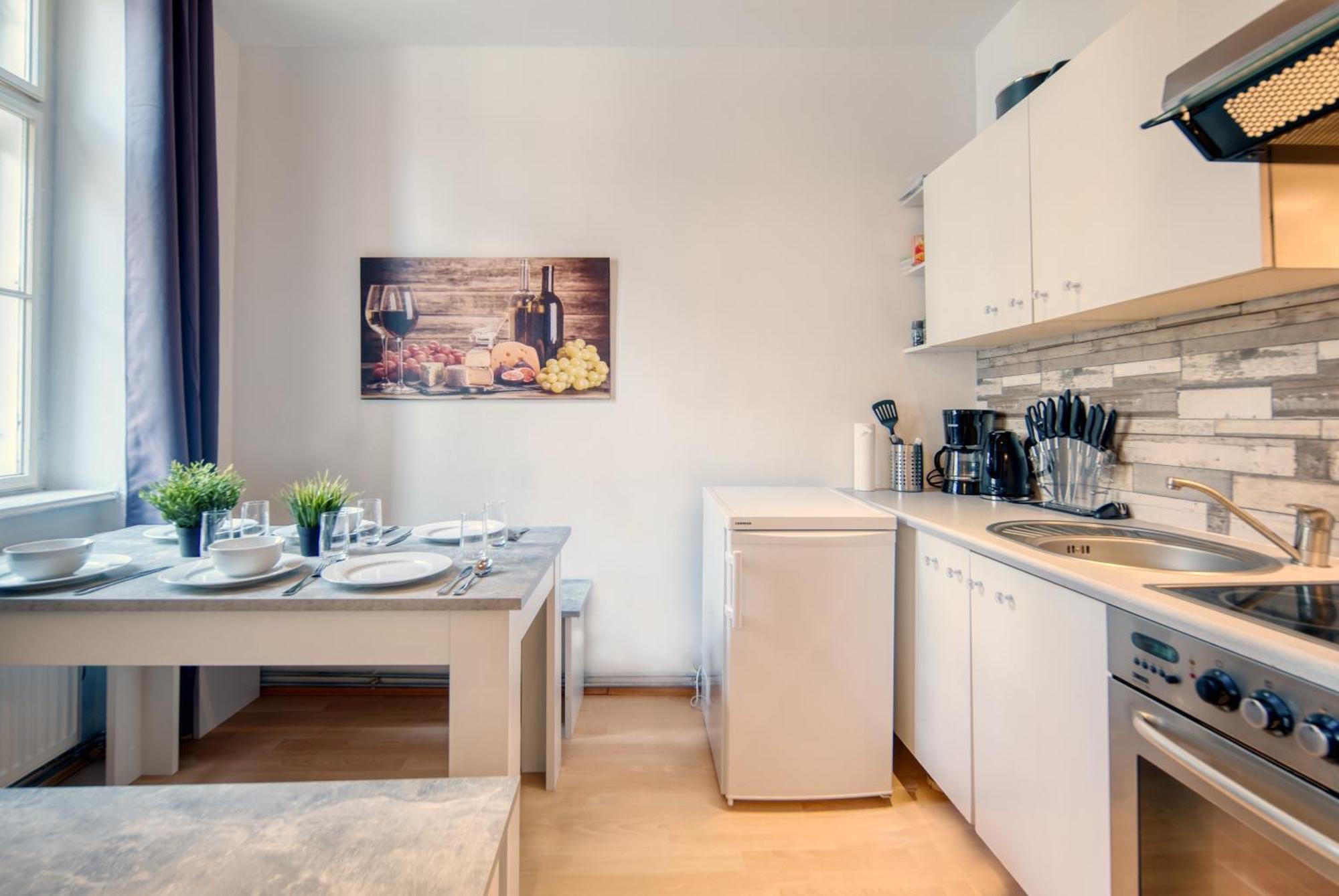 Long Term I 2 Min To U1 Columbusplatz I High Speed Wifi Vienna