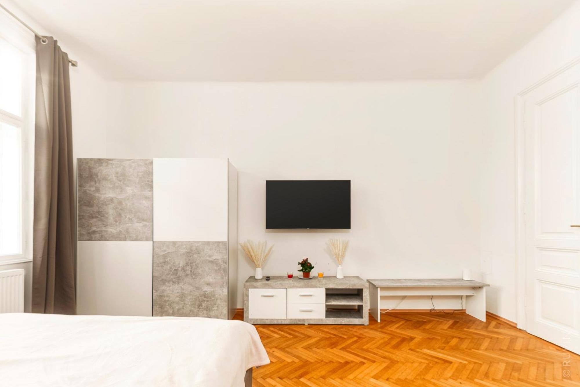 Long Term I 2 Min To U1 Columbusplatz I High Speed Wifi