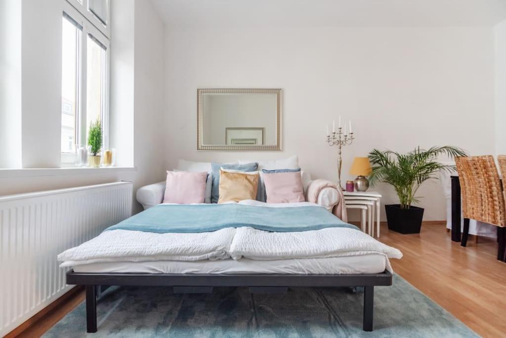 Long Term I 2 Min To U1 Columbusplatz I High Speed Wifi Vienna