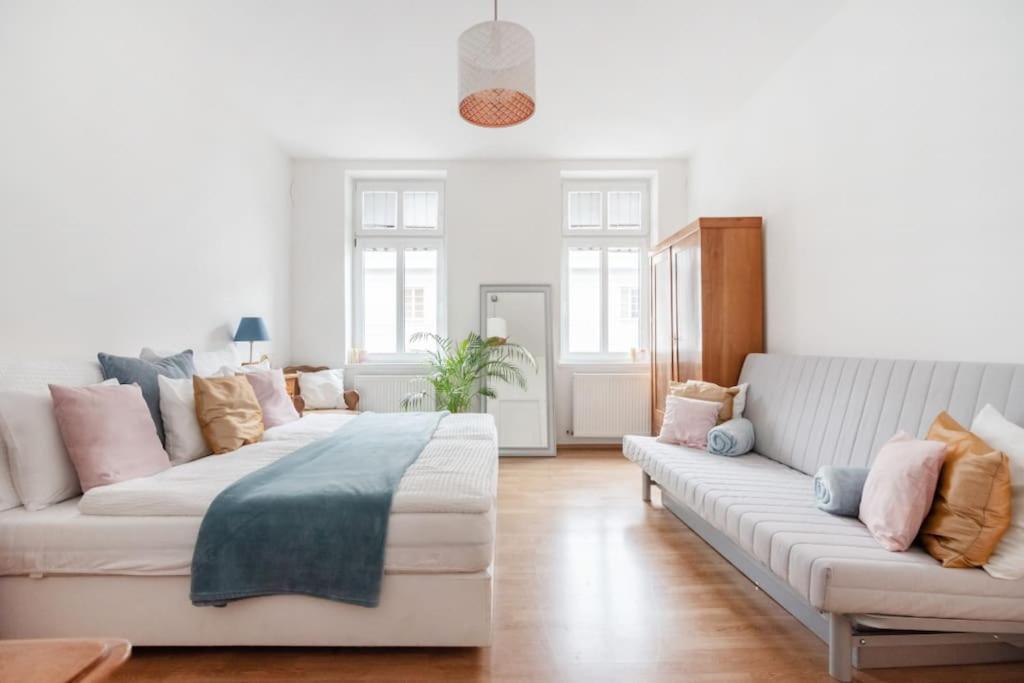 Long Term I 2 Min To U1 Columbusplatz I High Speed Wifi Vienna