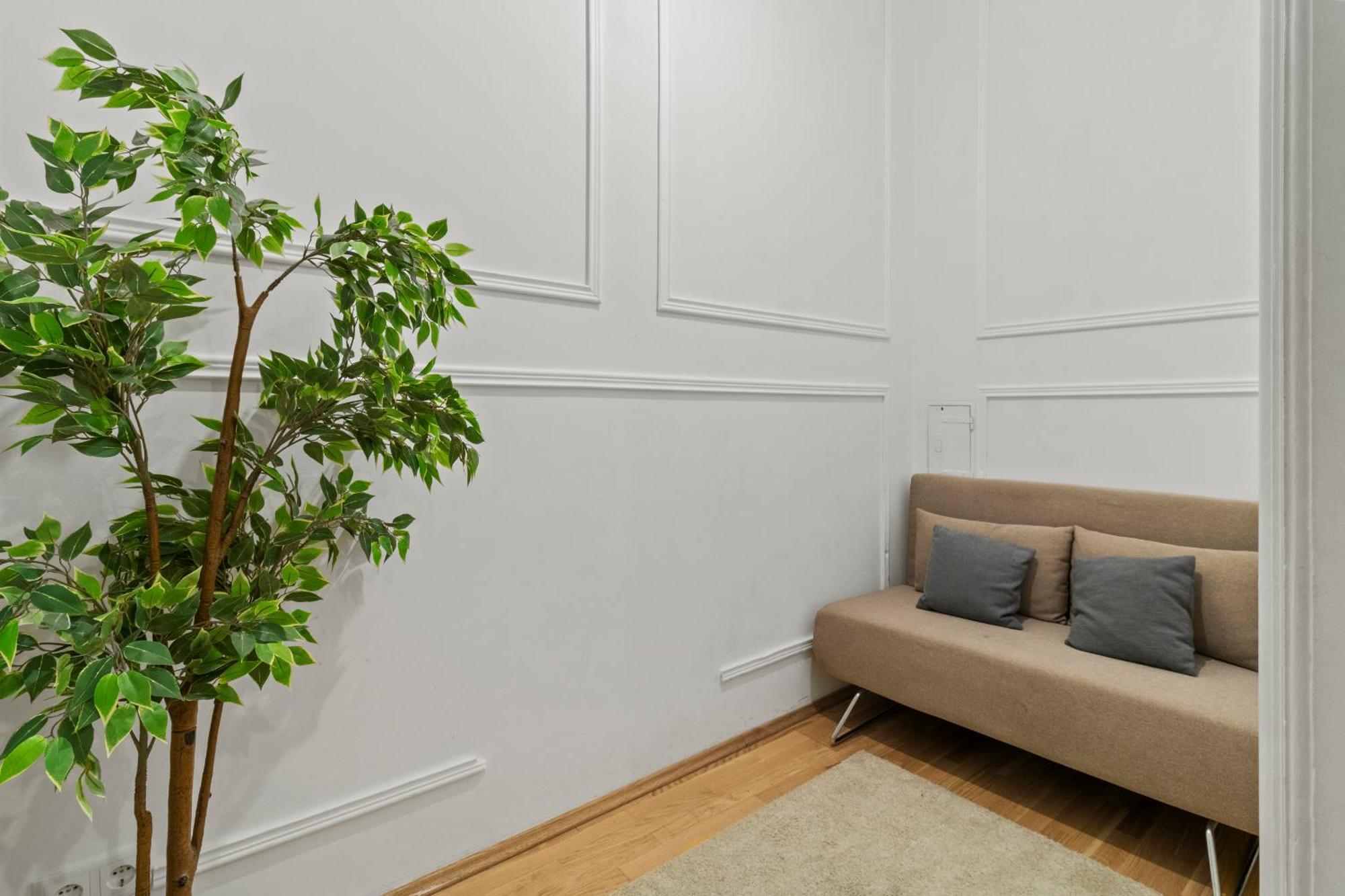 Long Term I 2 Min To U1 Columbusplatz I High Speed Wifi * Vienna