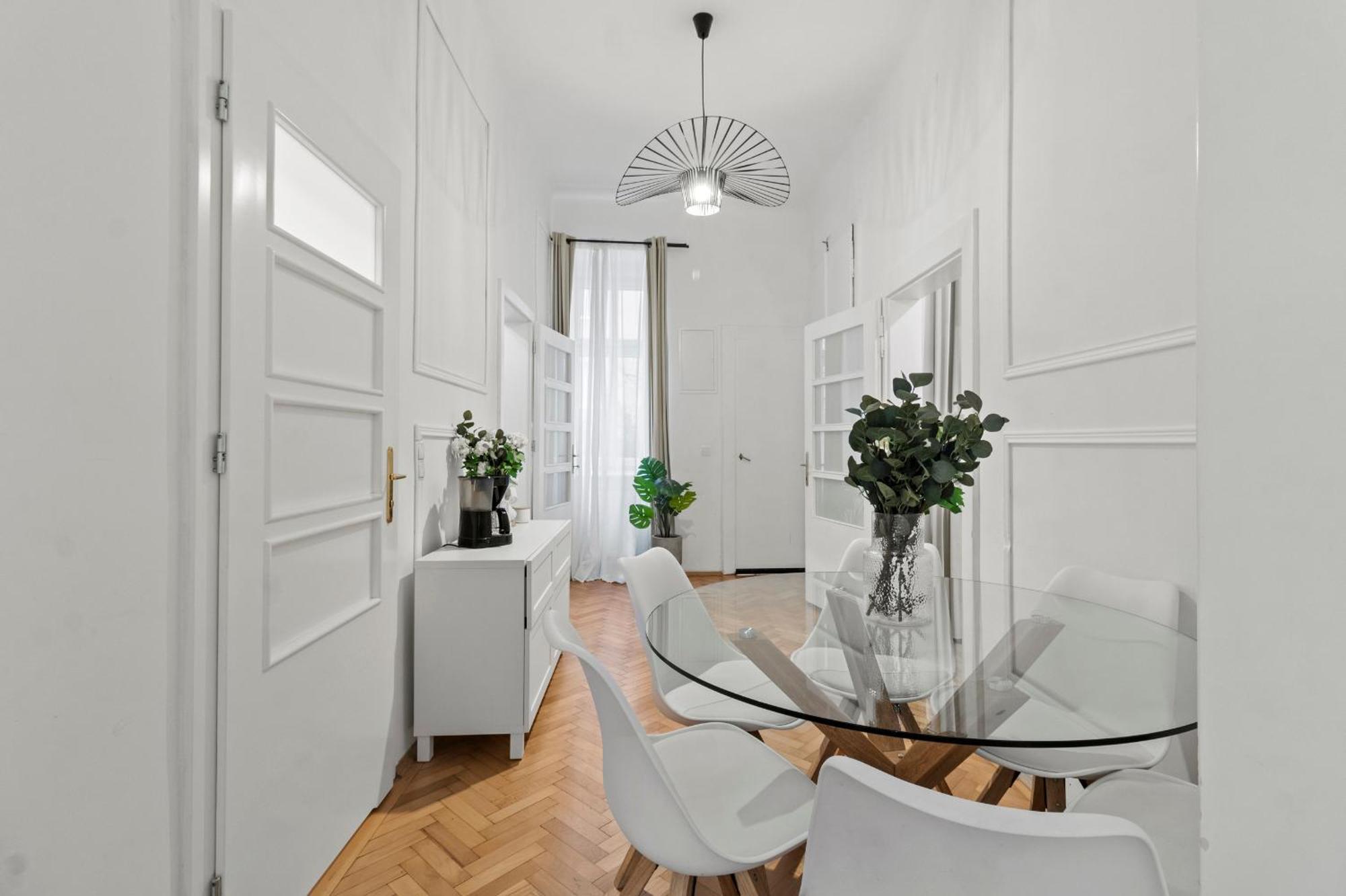 Long Term I 2 Min To U1 Columbusplatz I High Speed Wifi * Vienna